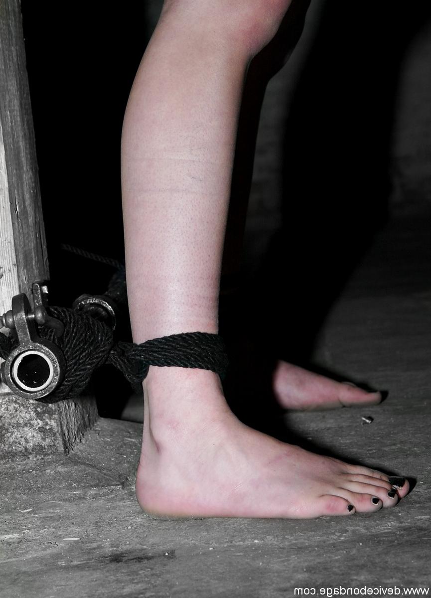 20P Alexa Von Tess et Delilah, soumises nues, lutte acharnée dans le bondage métallique