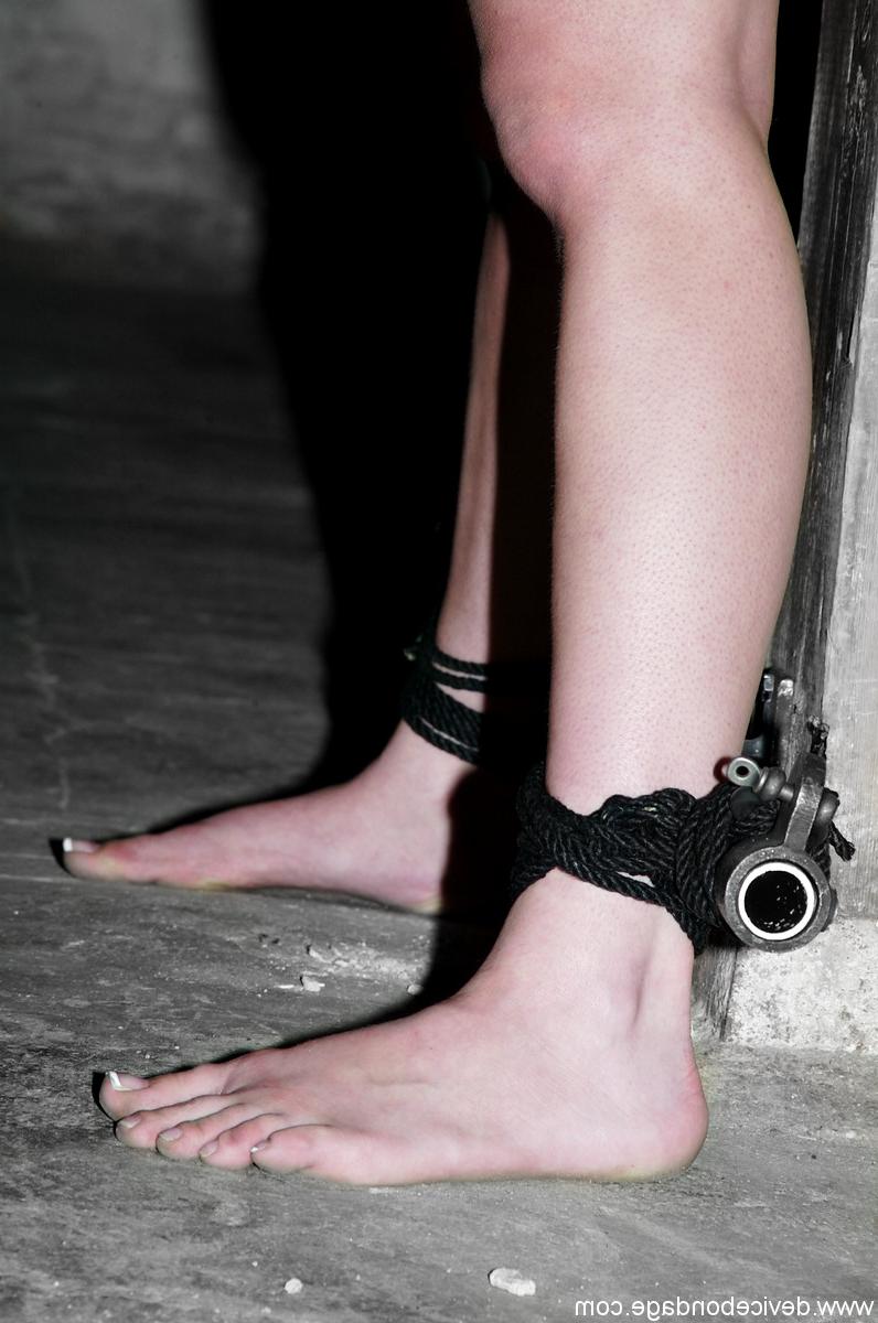 20P Alexa Von Tess et Delilah, soumises nues, lutte acharnée dans le bondage métallique