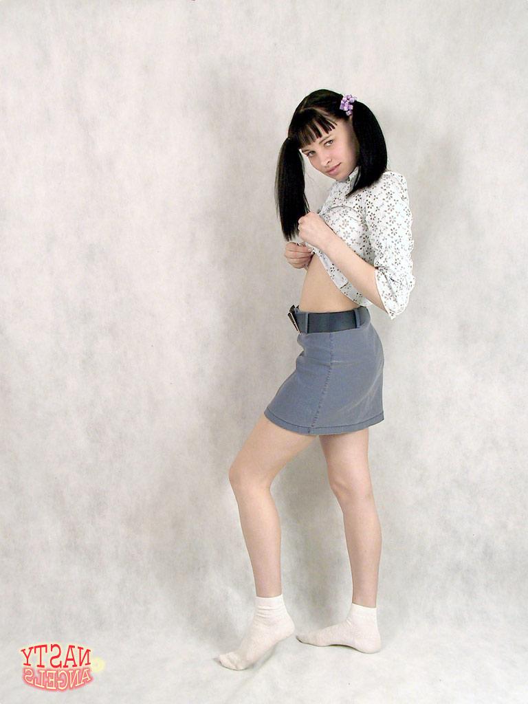 20P Der kaum legale Teenager Alina spielt mit ihren kleinen Naturtitten und spreizt ihre Muschi