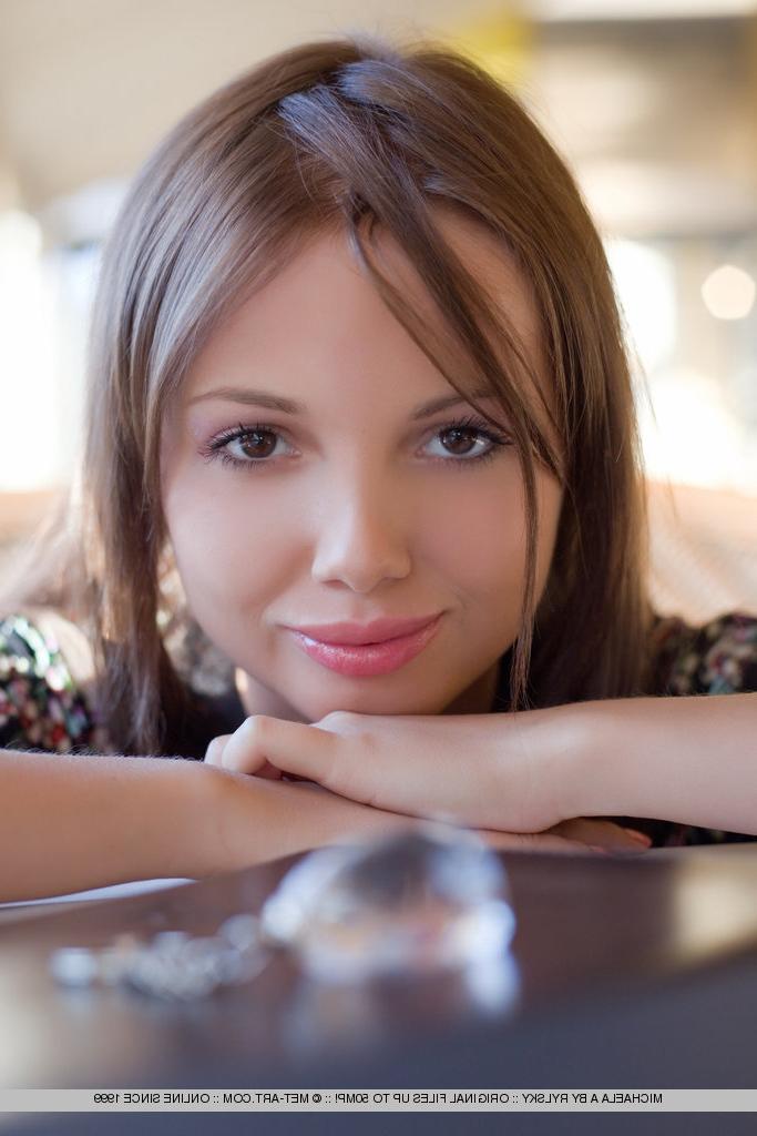 18P Michaela A, jeune au joli visage, pieds nus, montre sa chatte chauve parfaite.