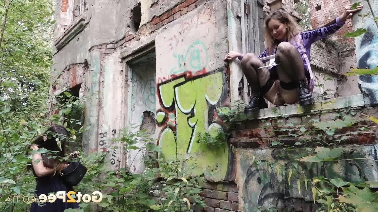 15P Das freche Mädchen Sasha pinkelt auf dem Land, während ihre Freundin zusieht