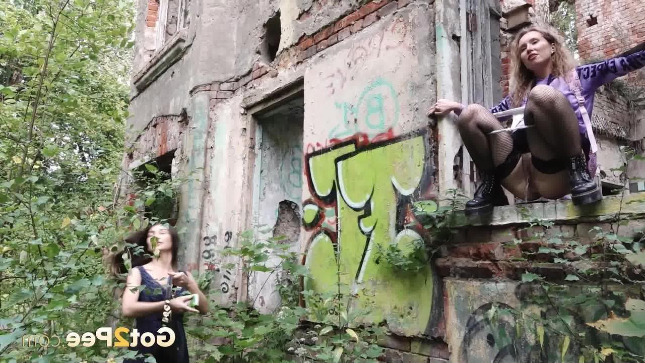 15P Das freche Mädchen Sasha pinkelt auf dem Land, während ihre Freundin zusieht
