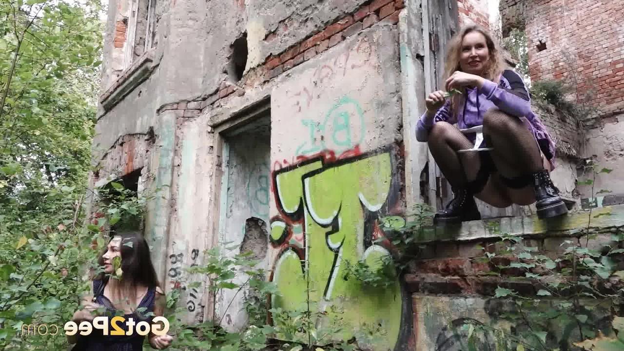 15P Das freche Mädchen Sasha pinkelt auf dem Land, während ihre Freundin zusieht