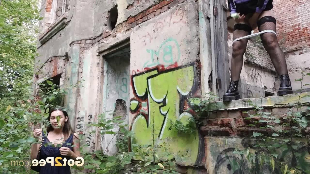15P Das freche Mädchen Sasha pinkelt auf dem Land, während ihre Freundin zusieht