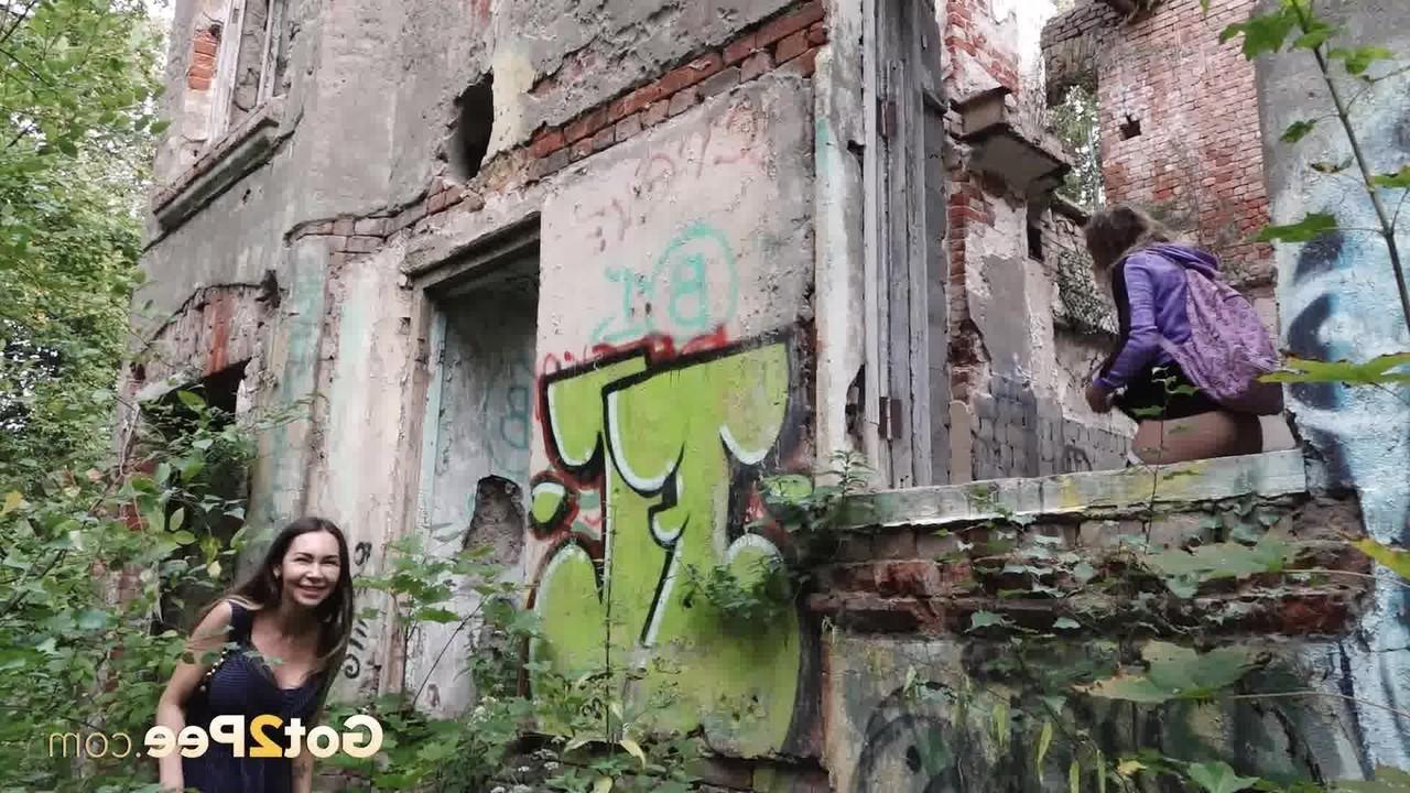 15P Das freche Mädchen Sasha pinkelt auf dem Land, während ihre Freundin zusieht