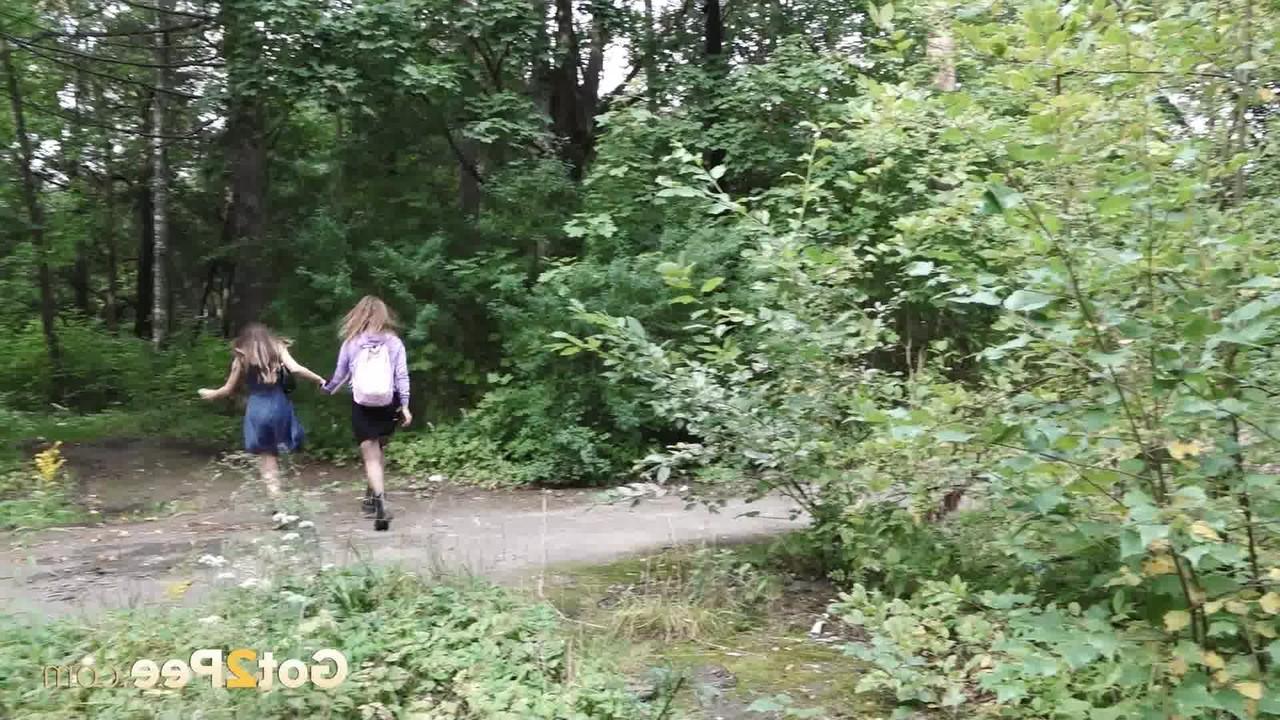 15P Das freche Mädchen Sasha pinkelt auf dem Land, während ihre Freundin zusieht