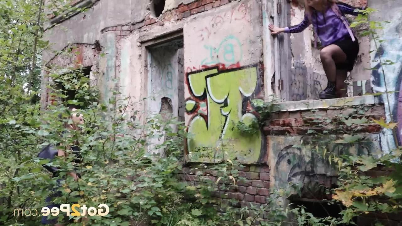 15P Das freche Mädchen Sasha pinkelt auf dem Land, während ihre Freundin zusieht