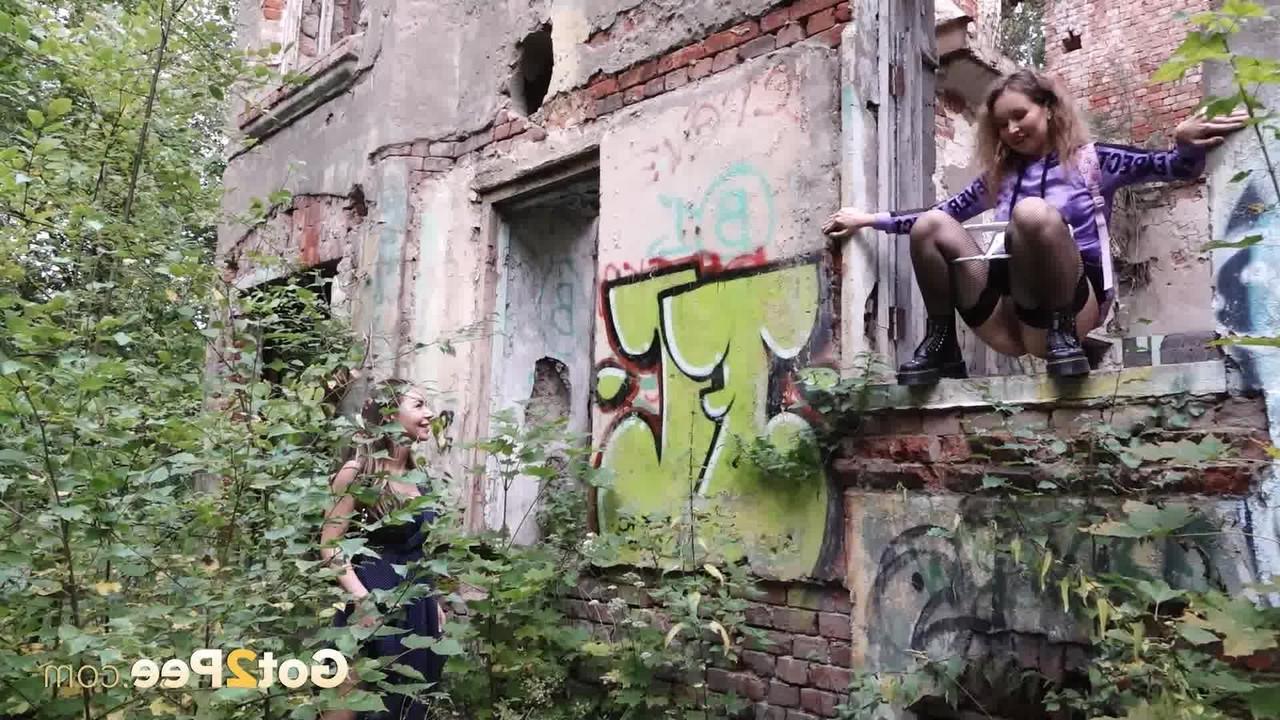 15P Das freche Mädchen Sasha pinkelt auf dem Land, während ihre Freundin zusieht