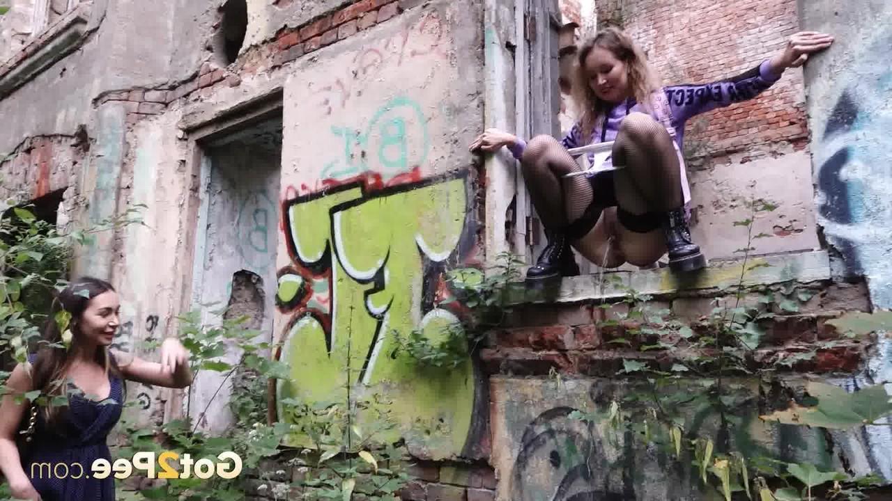 15P Das freche Mädchen Sasha pinkelt auf dem Land, während ihre Freundin zusieht
