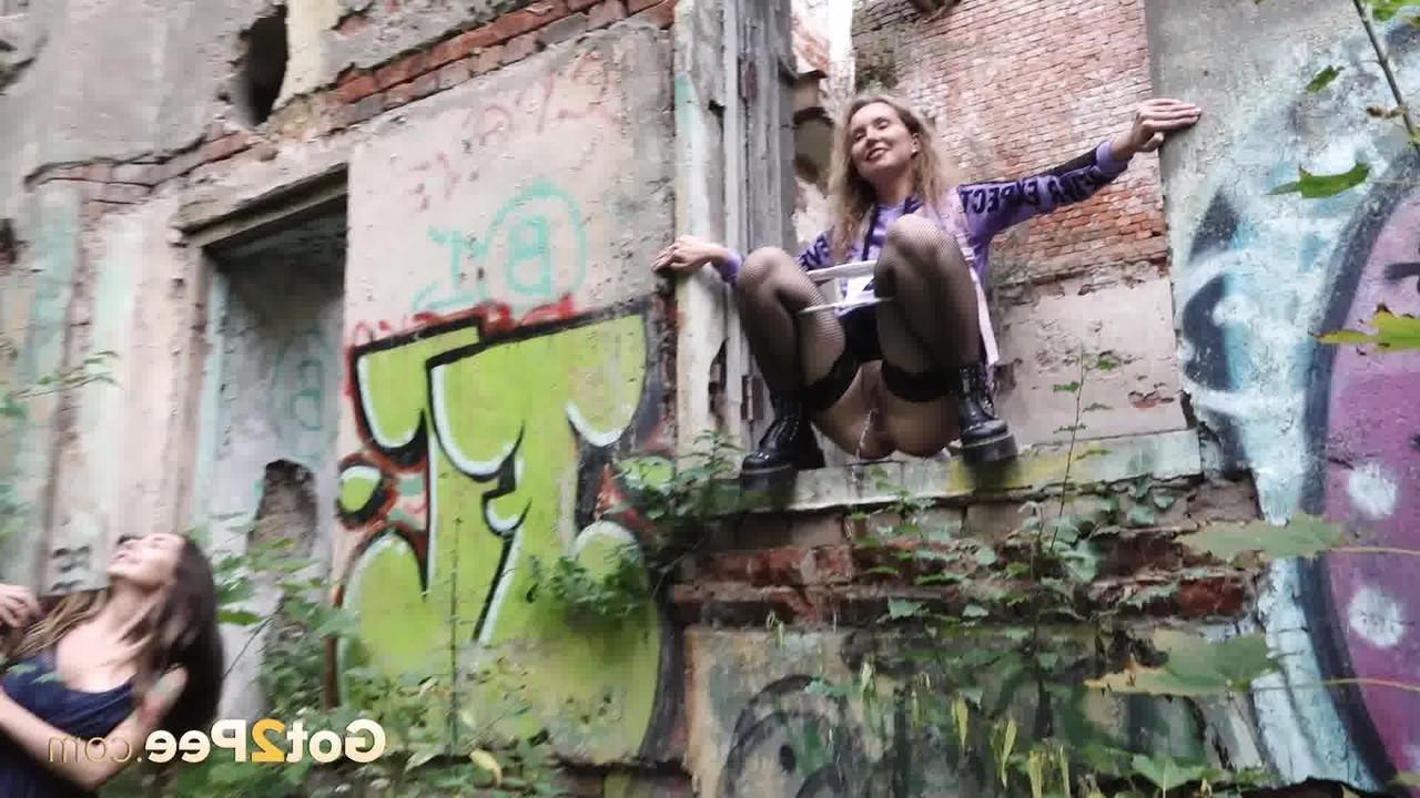 15P Das freche Mädchen Sasha pinkelt auf dem Land, während ihre Freundin zusieht