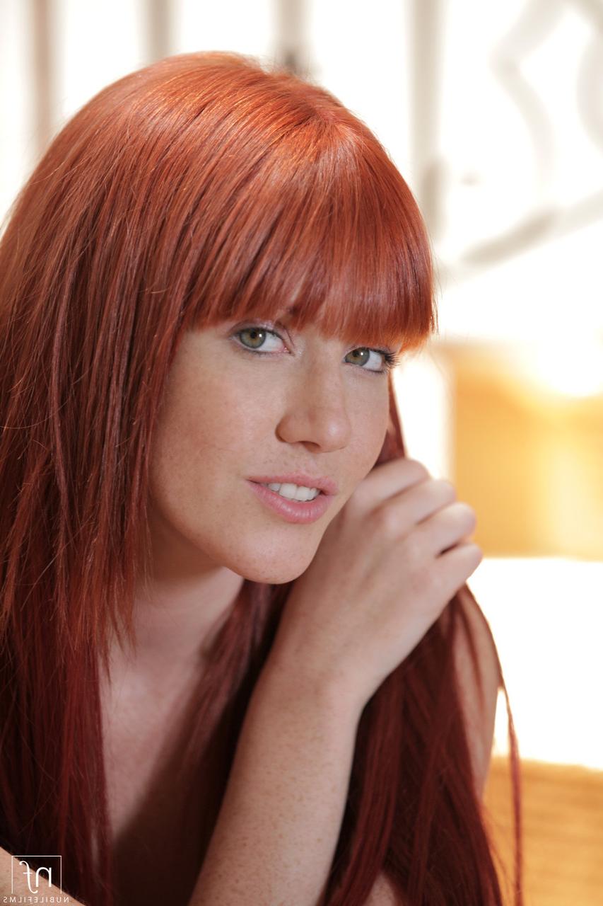 20P A adolescente ruiva gostosa Elle Alexandra fica nua e se masturba na escada