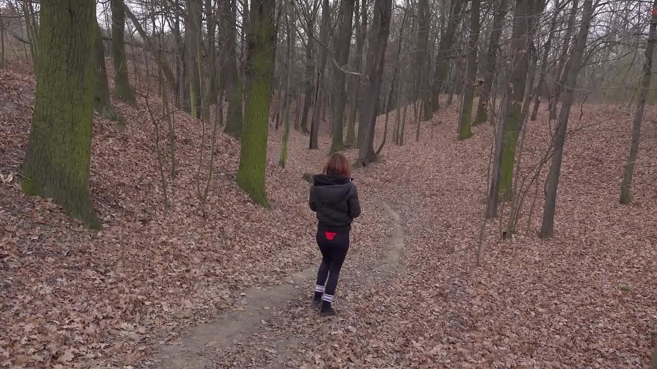 15P Натуральная рыжая Сандра писает на усыпанной листьями дорожке в очках