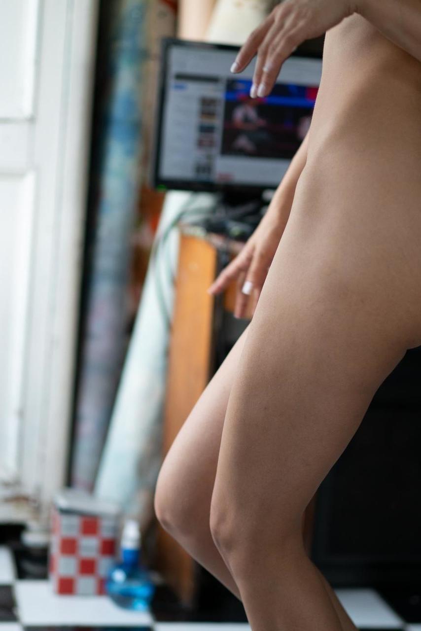 20P A mulher de cabelos negros Nika Free tira suas roupas e lingerie para posar nua