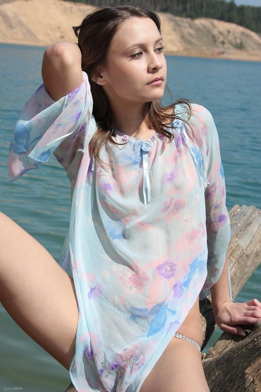 20P La seductora adolescente Lina G muestra sus pequeñas tetas y su delicioso coño al aire libre