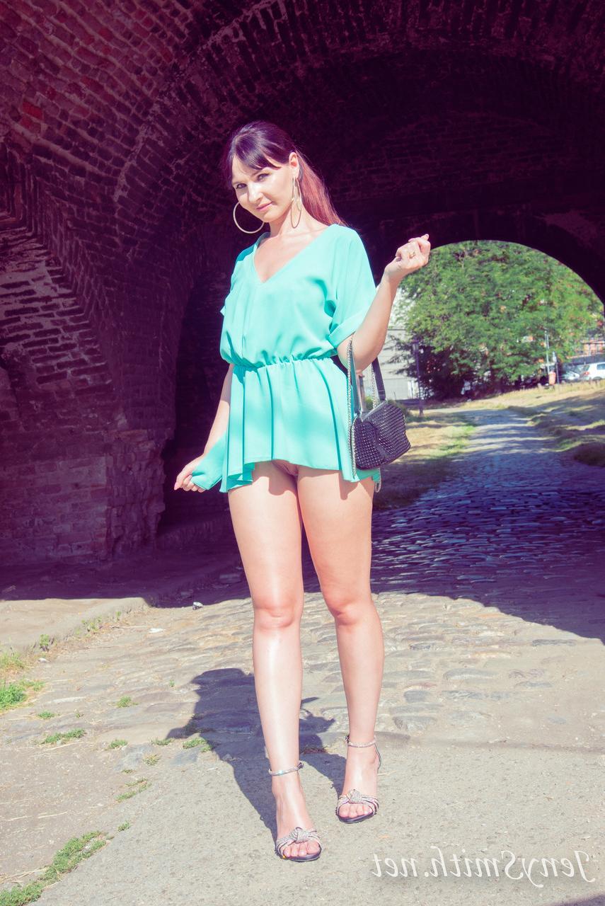 15P Leggy sem calcinha russa Jeny Smith mostra seu regalo e bunda em público