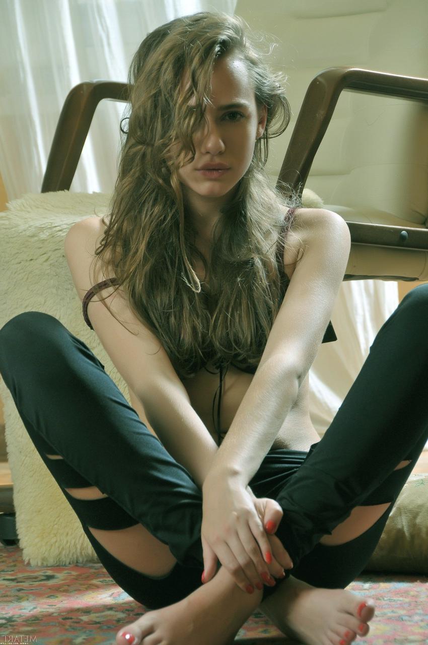 20P La sexy Ilona A se déshabille et montre ses jolis petits seins.