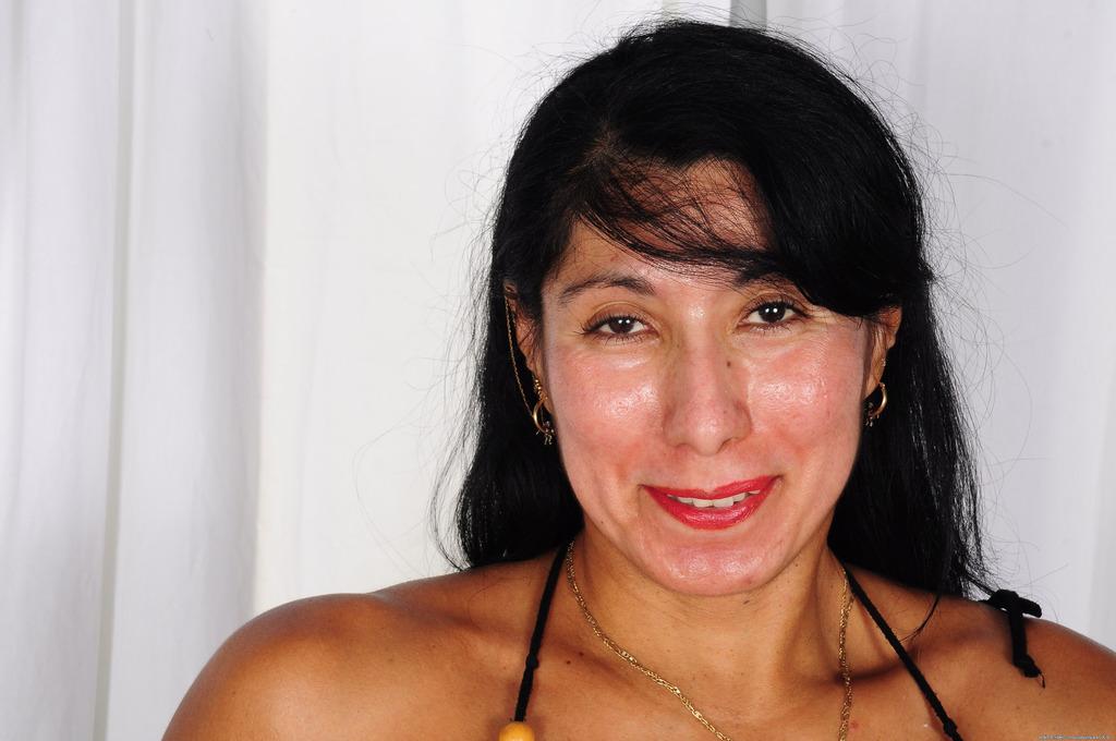 16P La madura Estrella se quita los shorts y el tanga para intentar posar desnuda