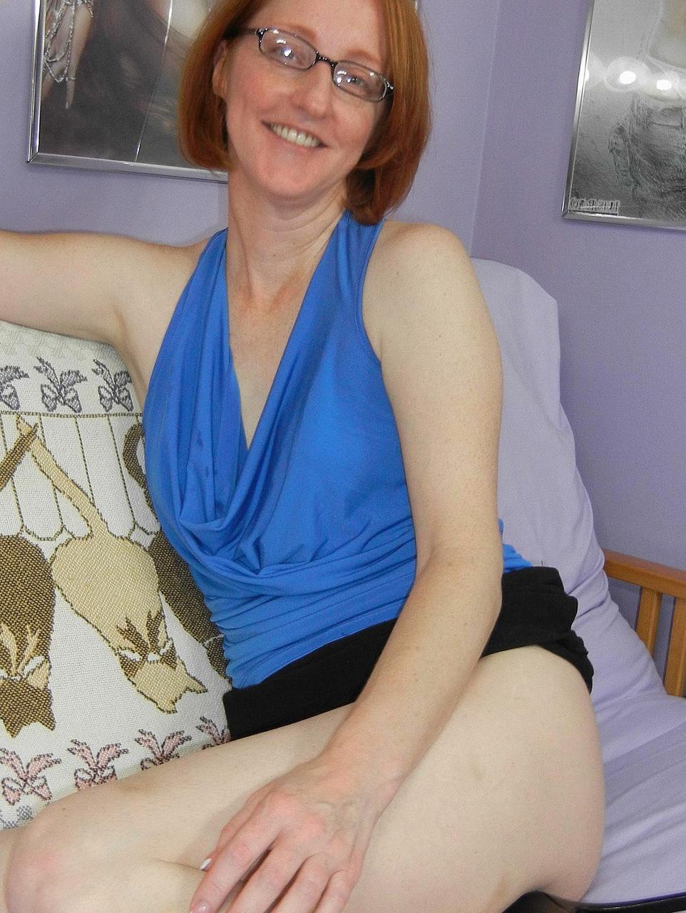 20P Die geile Hausfrau Layla Redd zeigt ihre Muschi aus nächster Nähe, während sie sich selbst fingert