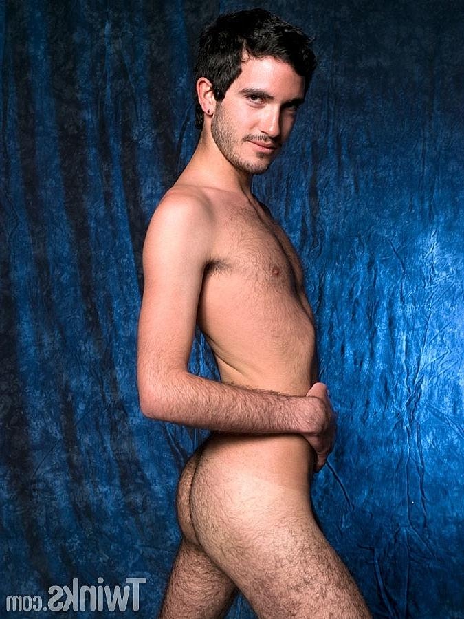 20P Der haarige Schnuckel Sebastian Valmont zieht sich nackt aus und präsentiert seinen großen Schwanz