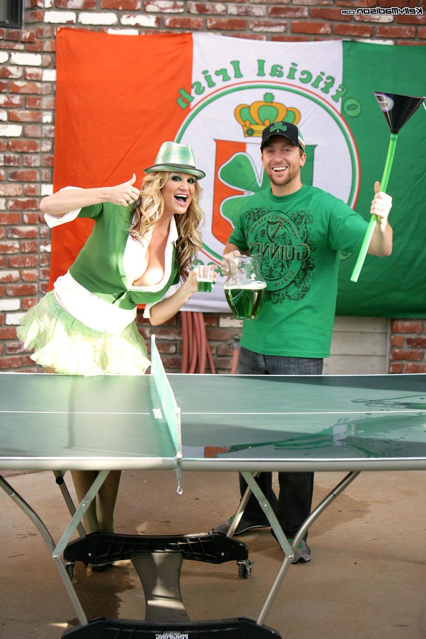 17P A vagabunda rechonchuda Kelly Madison comemora St. Paddy's com estrondo hardcore ao ar livre