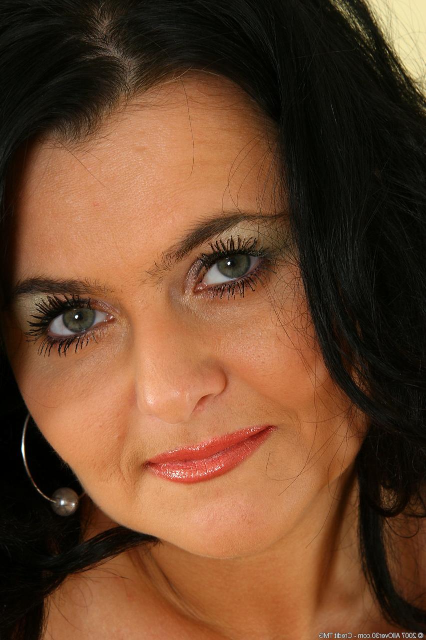 20P Die reife Sexbombe Reny zeigt ihre großen Brüste und spreizt ihre beschnittene Muschi