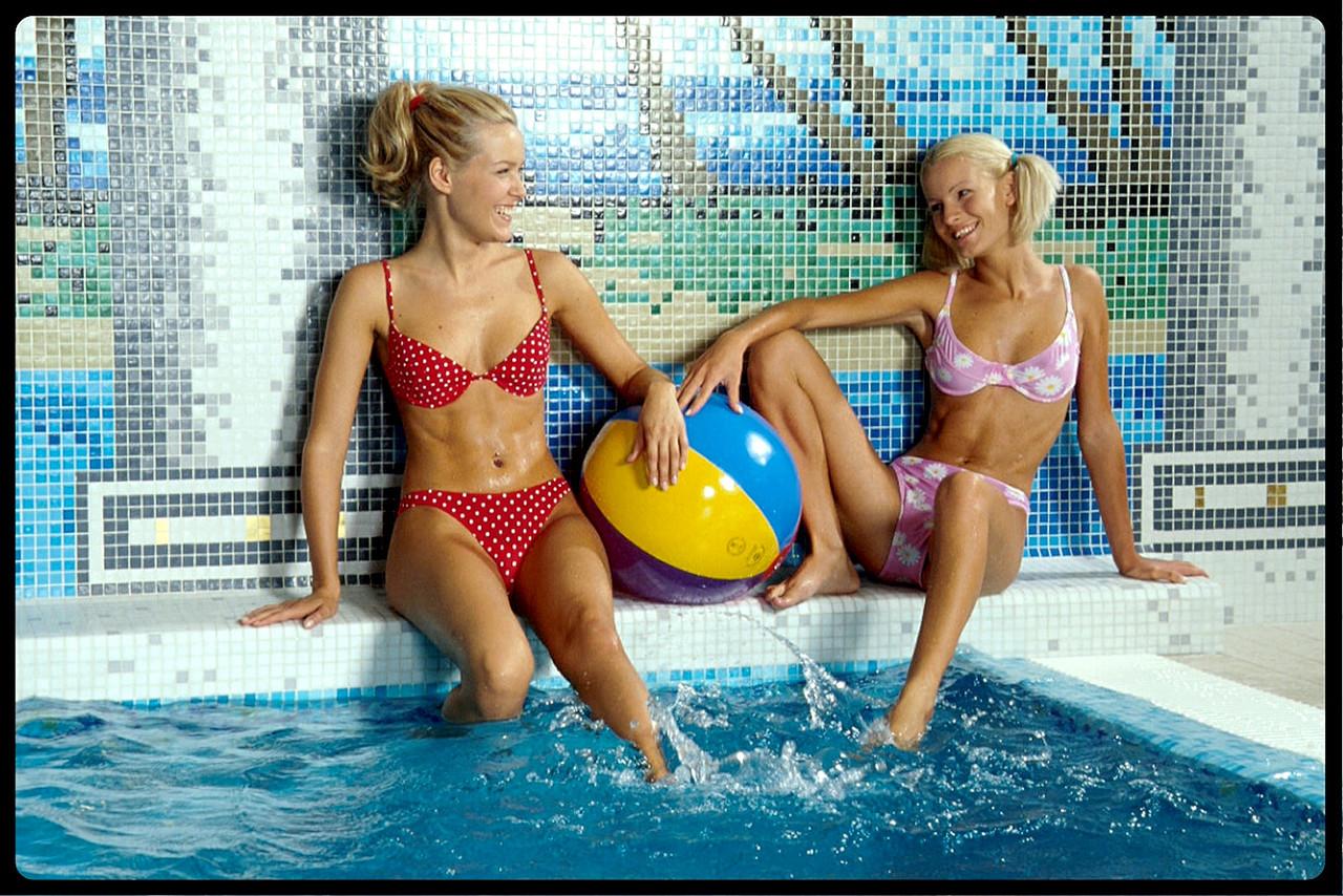 20P Sophie et Jana, petites lesbiennes, se câlinent et jouent avec un long jouet sexuel.