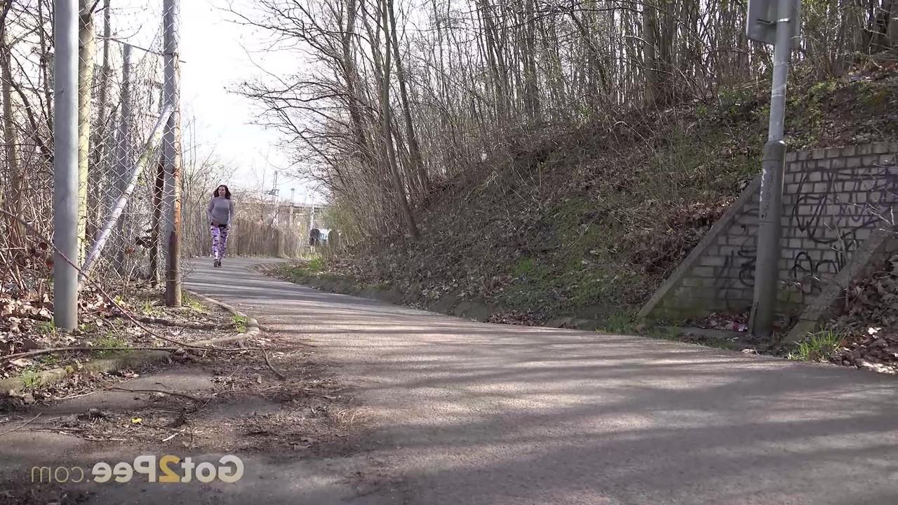 15P Das Solo-Girl Victoria Daniels zieht ihre Hose herunter, um an einer Straße zu pinkeln