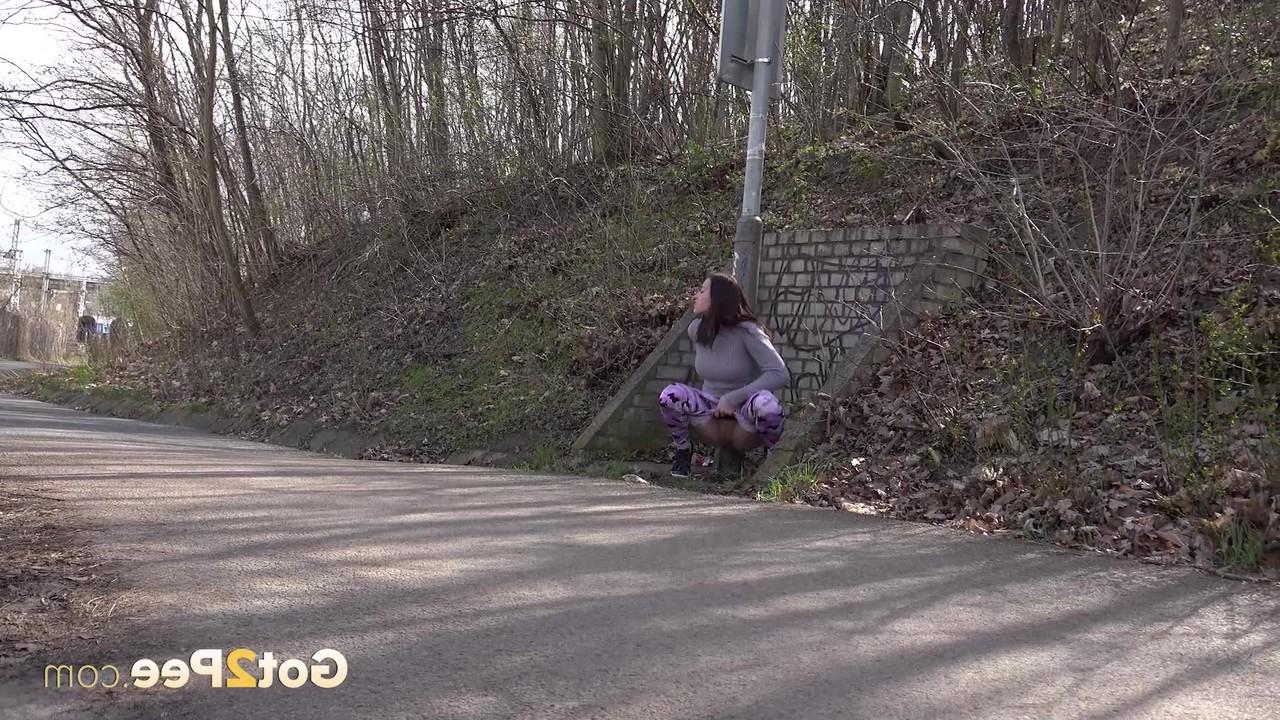 15P Das Solo-Girl Victoria Daniels zieht ihre Hose herunter, um an einer Straße zu pinkeln
