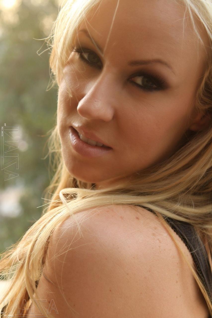 20P Der versaute reife Pornostar Carolyn Reese enthüllt beim Rauchen ihre Titten und ihre Muschi