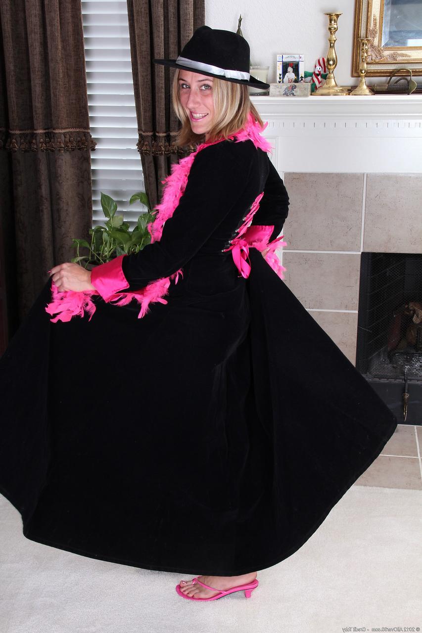 20P Amateur MILF with a hat Chance showcasing her delicious pink snatch