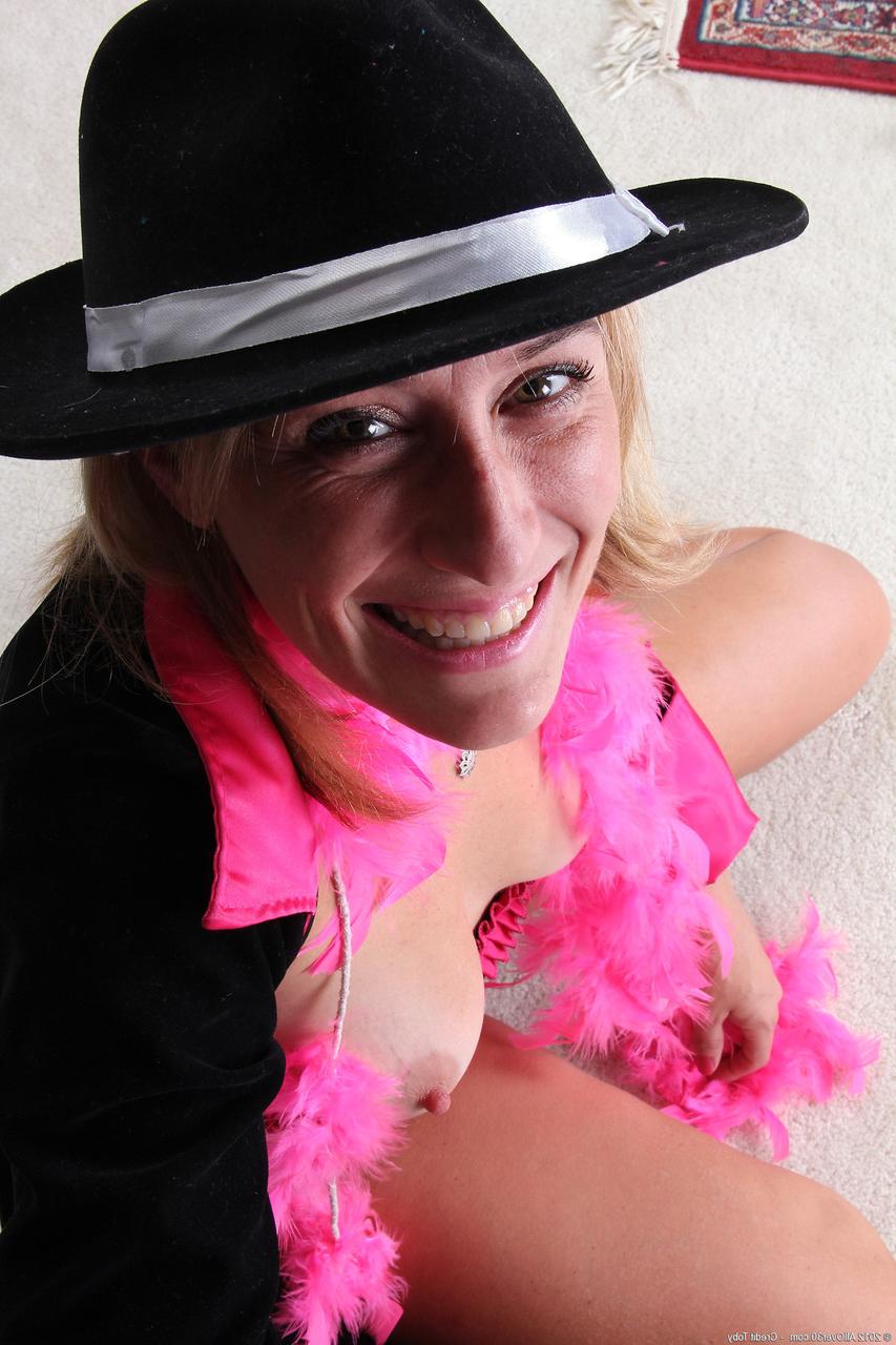 20P Amateur MILF with a hat Chance showcasing her delicious pink snatch
