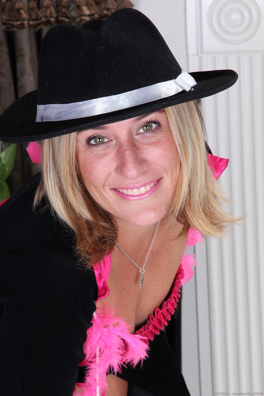 20P Amateur MILF with a hat Chance showcasing her delicious pink snatch