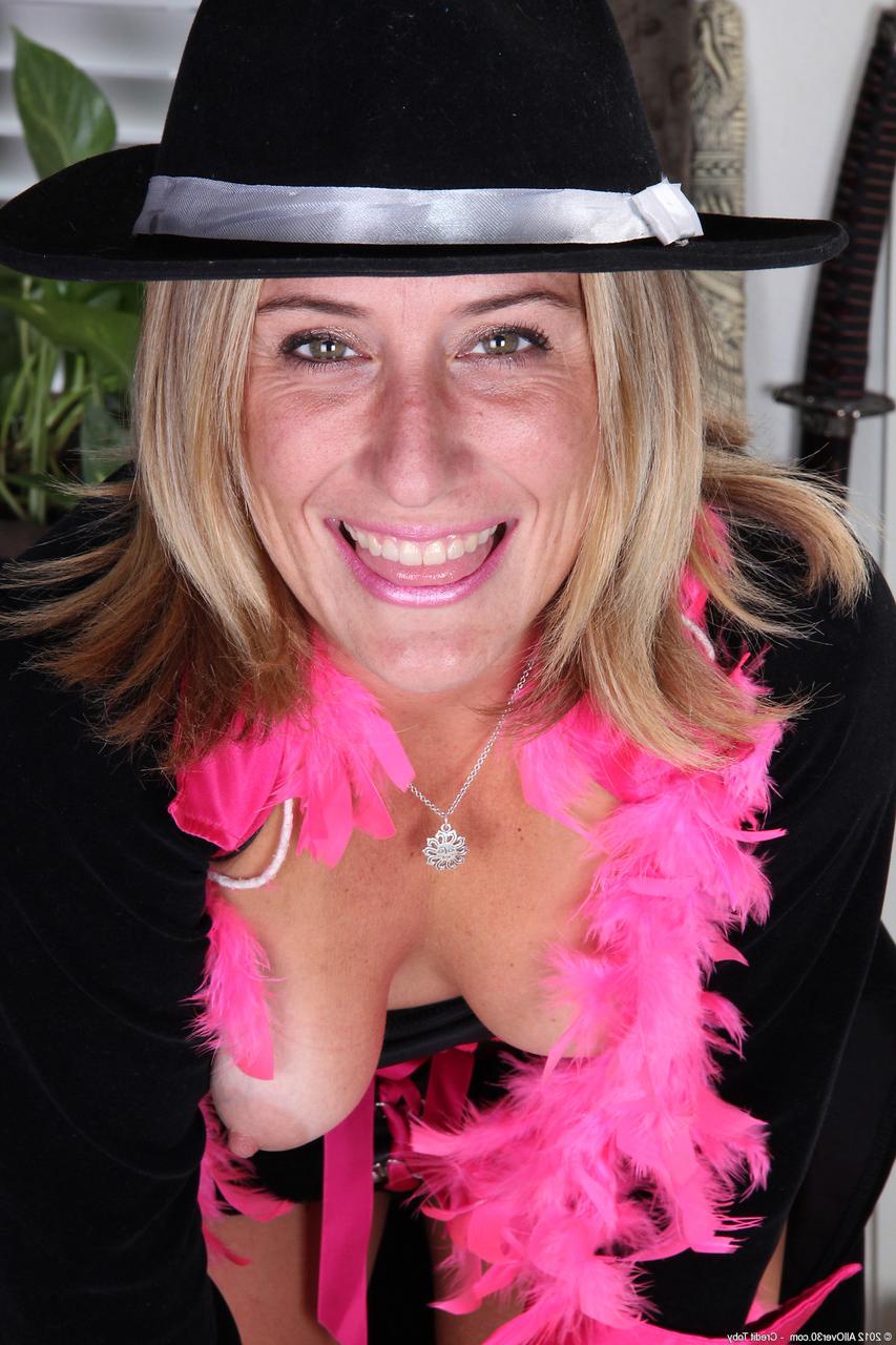 20P Amateur MILF with a hat Chance showcasing her delicious pink snatch