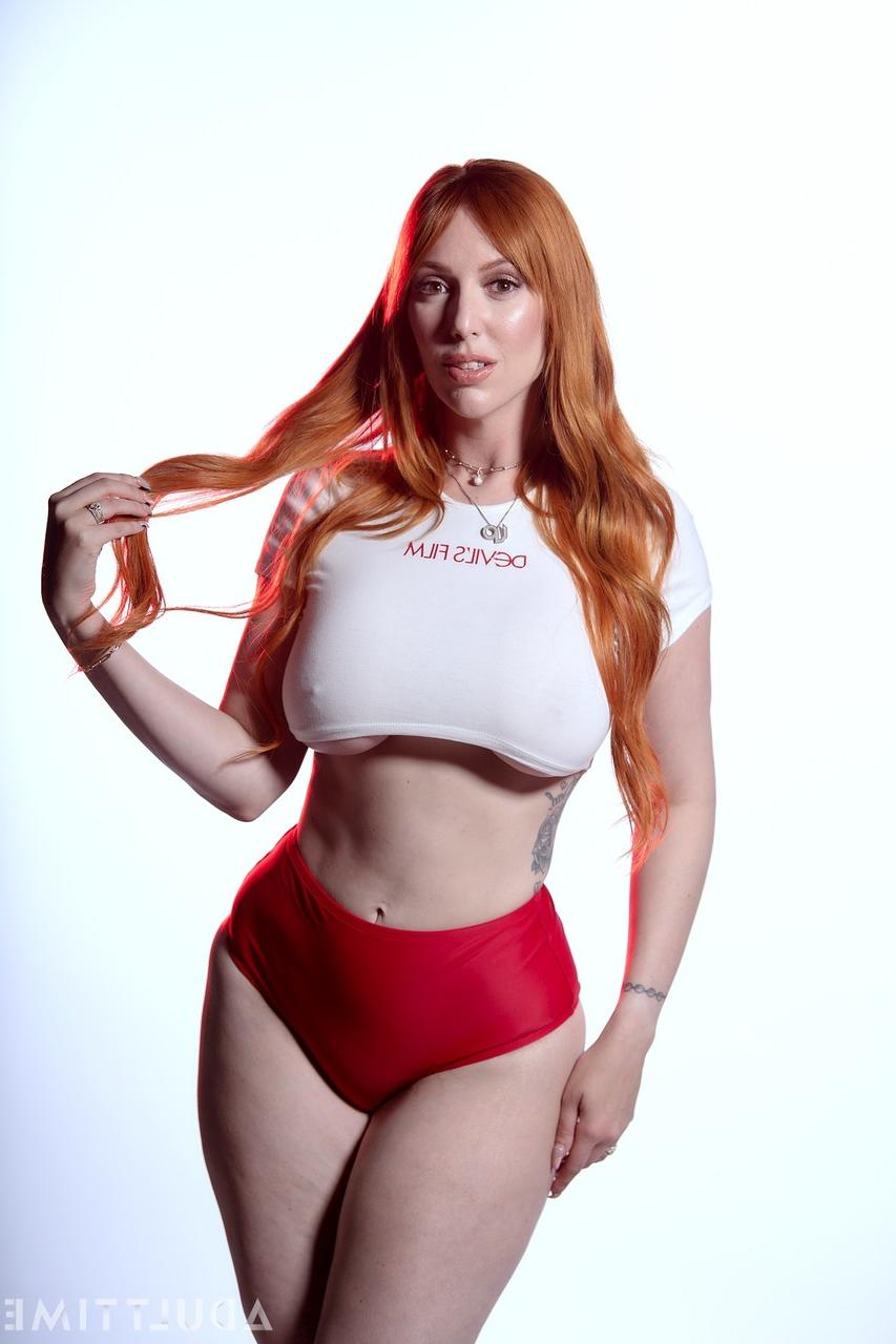 20P Stunning redhead Lauren Phillips flaunts her big booty & her juicy tits
