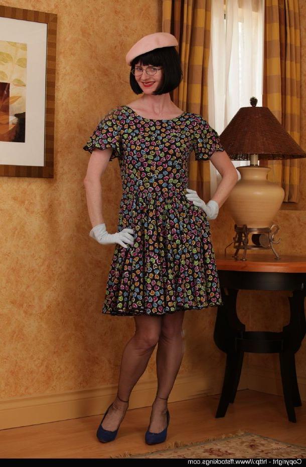 12P Señora madura caliente con gafas quitándose el vestido y posando en lencería