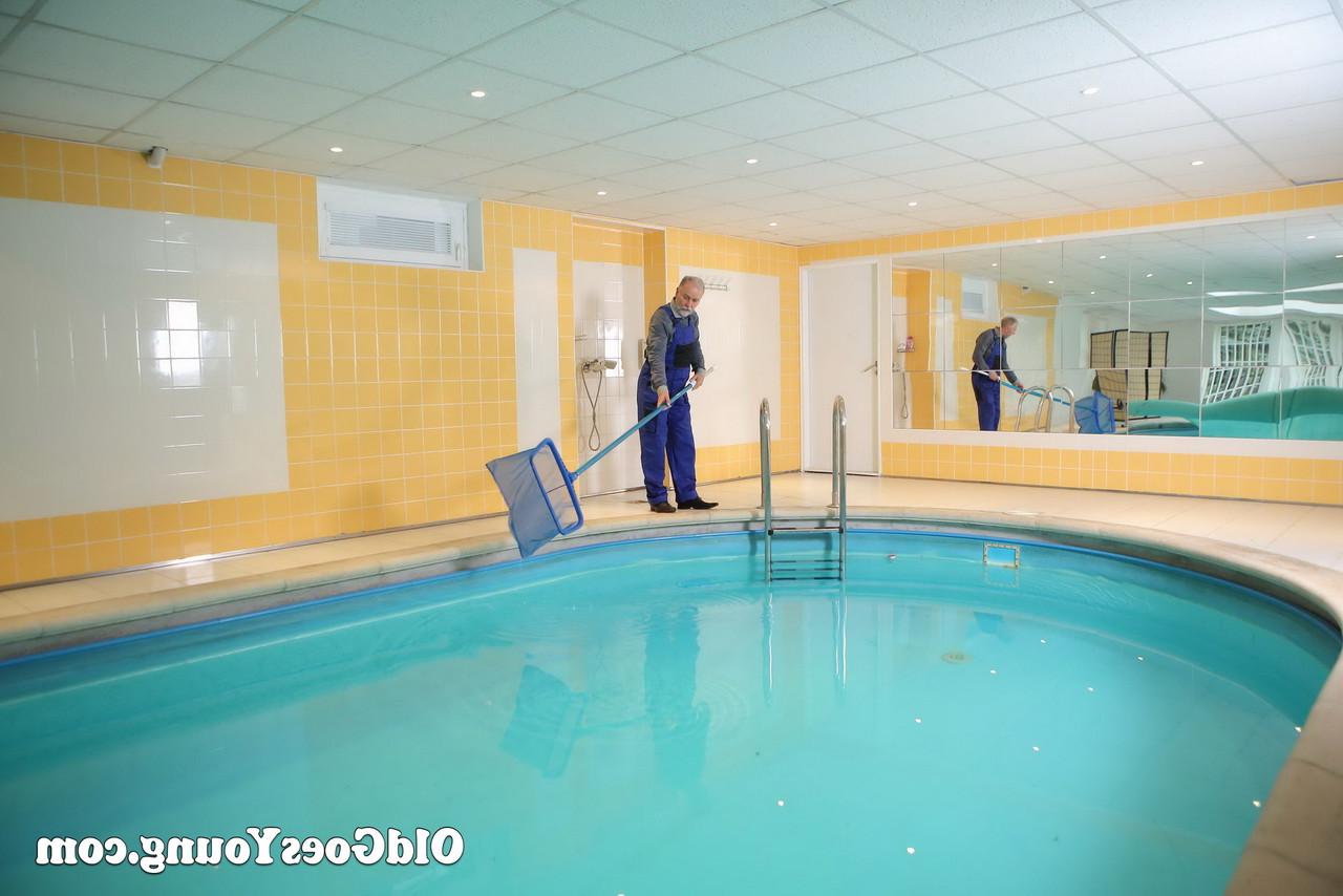 16P La jeune fille Glory se baigne avant de coucher avec le vieux nettoyeur de piscine.