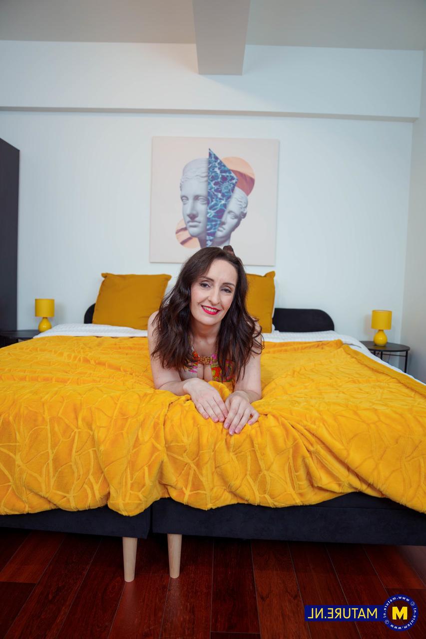 20P Die freche MILF Di Devi genießt Doggystyle-Analsex mit einem gut ausgestatteten Kerl