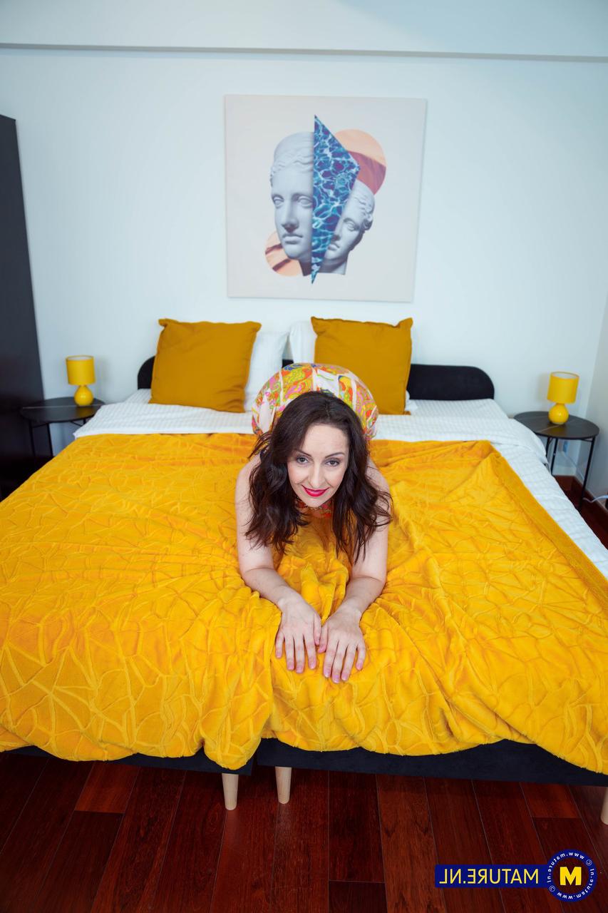 20P Die freche MILF Di Devi genießt Doggystyle-Analsex mit einem gut ausgestatteten Kerl