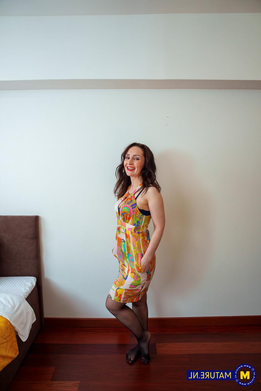 20P Die freche MILF Di Devi genießt Doggystyle-Analsex mit einem gut ausgestatteten Kerl