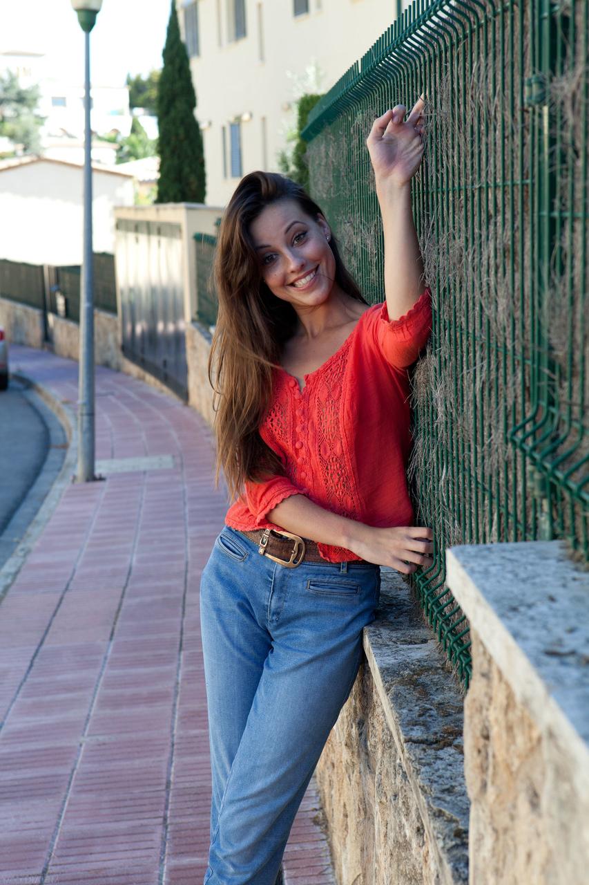 20P La hermosa joven morena Lorena B muestra su coño peludo y posa en solitario