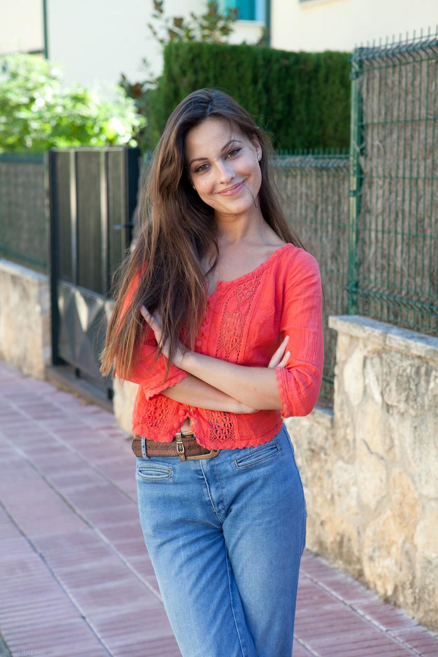 20P La hermosa joven morena Lorena B muestra su coño peludo y posa en solitario