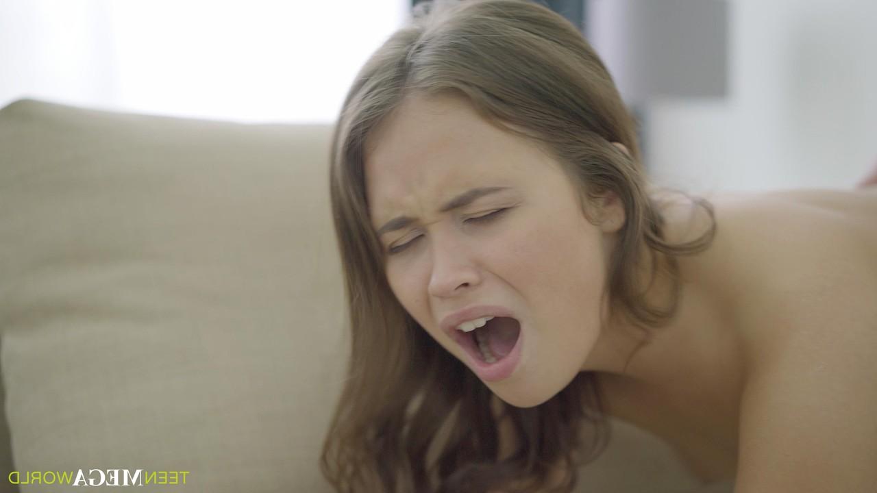 20P La jolie jeune Jenny Fer expose son corps et prend une bite bien dure dans son trou anal.