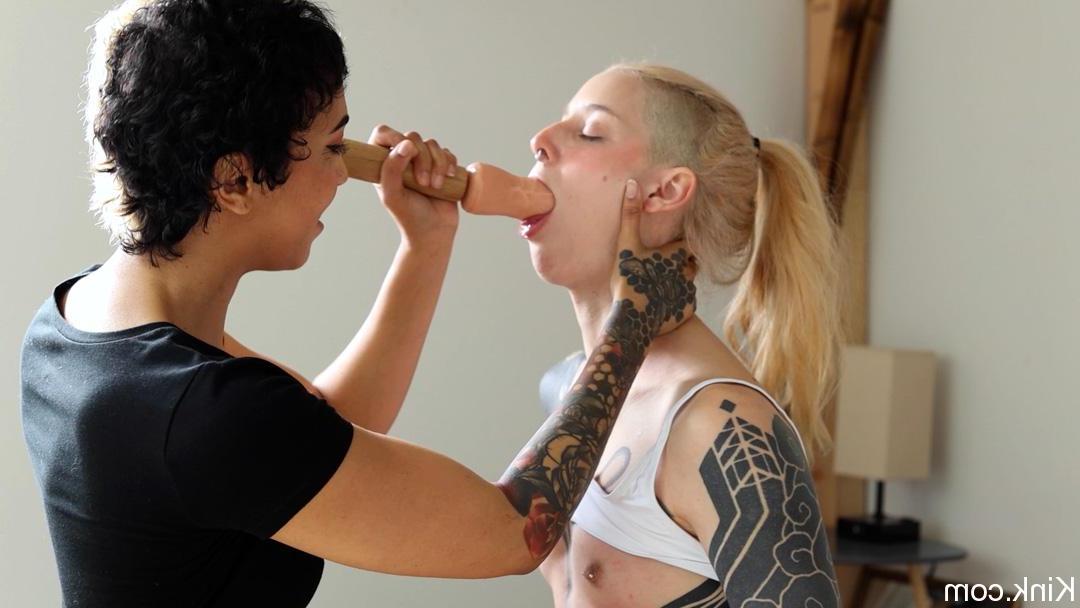 20P 大きなお尻の美女、カム・ダメージが短髪レズビアンとBDSMセッション