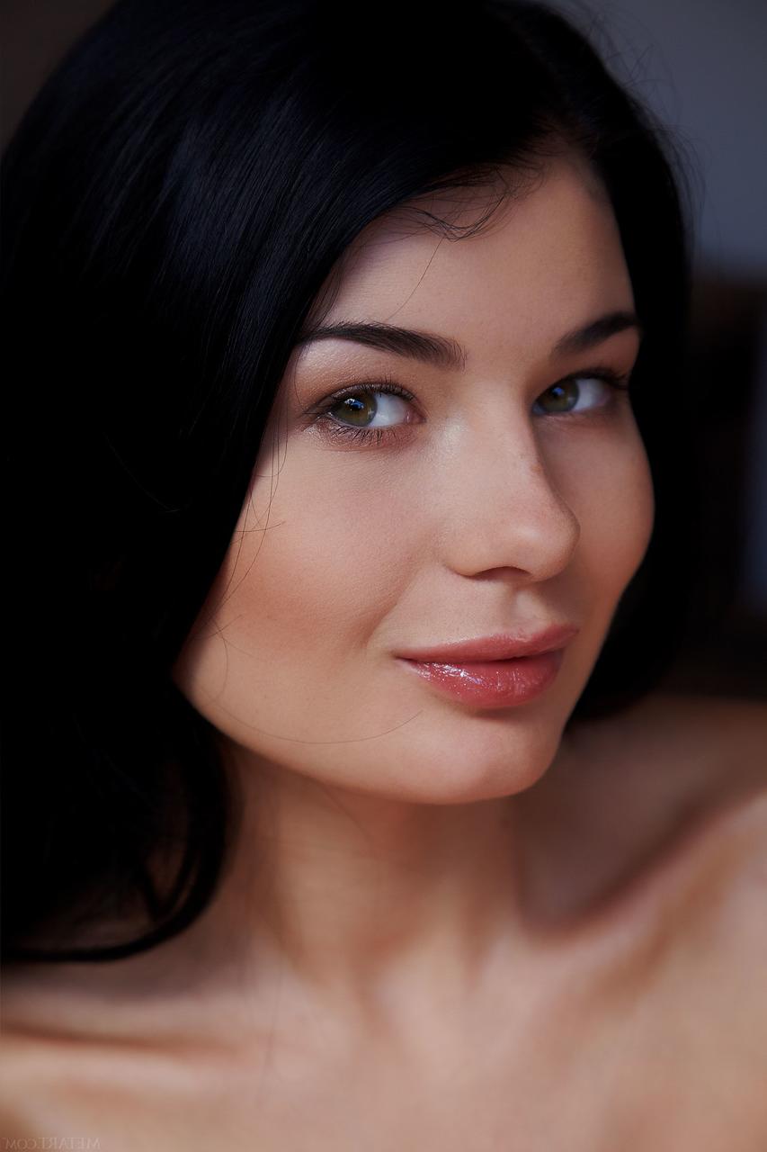 20P La jeune tchèque glamour Lucy Li expose ses gros seins et ses délicieux trous en solo.