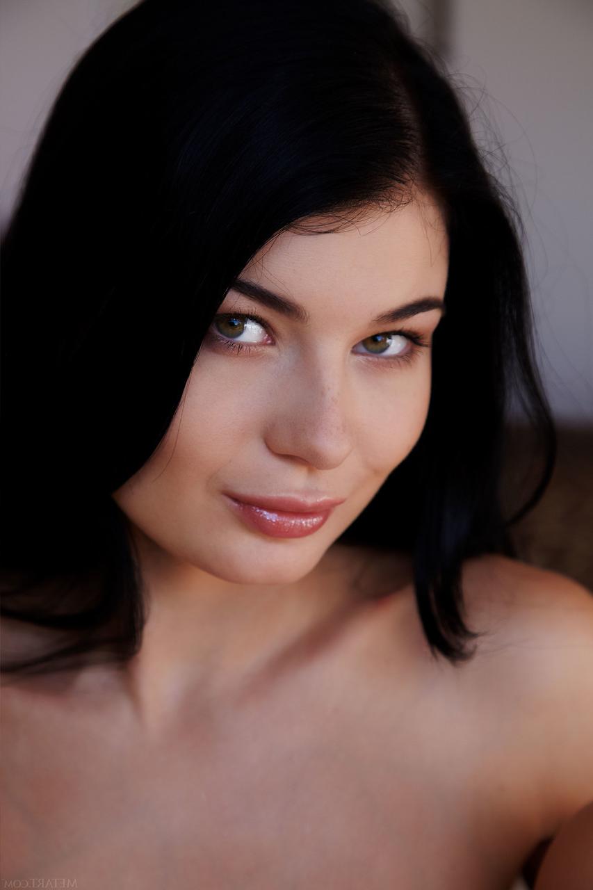 20P La jeune tchèque glamour Lucy Li expose ses gros seins et ses délicieux trous en solo.