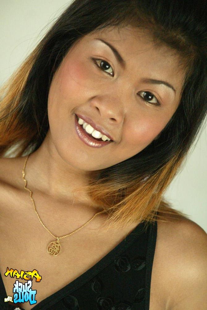 20P Die ganz natürliche Thai-Schlampe Jenny zieht sich aus und zeigt ihre natürlichen Titten und ihre kahle Fotze