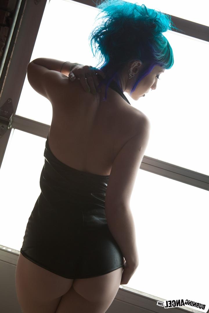 17P Garota fetichista com cabelo azul esfrega os seios e exibe sua bunda grande e redonda