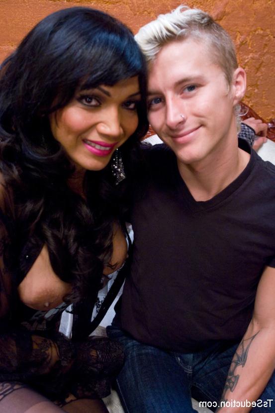 15P Linda travesti latina Yasmin Lee fodendo a bunda de um gay em meias