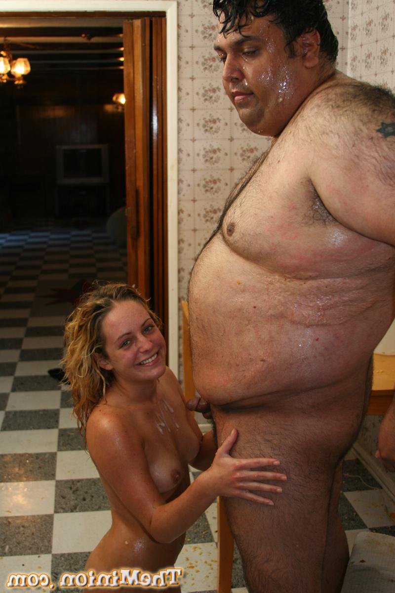 20P La petite blonde Alexis Sunshine prend la grosse bite d'un gros mec.