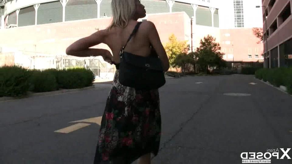 15P La blonde aux longues jambes Kylie Worthy s'exhibe dans des lieux publics